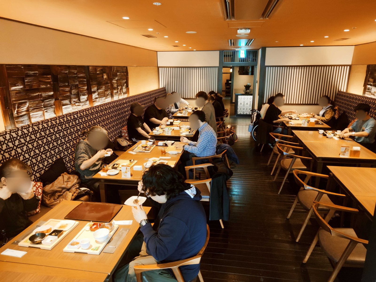鶴雅リゾート内のレストランで、テーブルにつきながら食事を楽しむMAUROAの参加者の様子