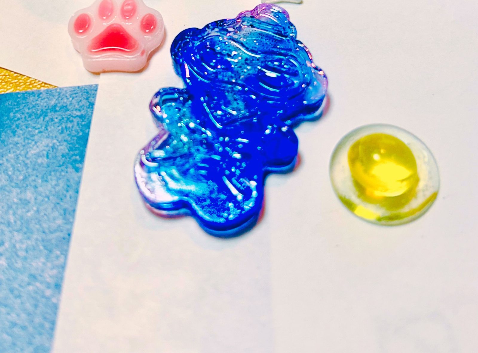 できあがった肉球や貝殻、くまの形のレジン作品